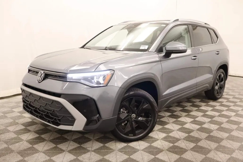 2025 Volkswagen Taos SE photo 1