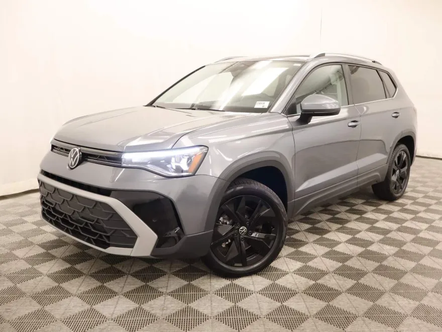 2025 Volkswagen Taos SE photo 1