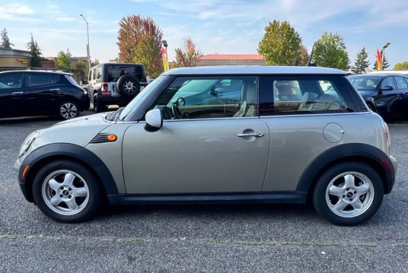 2010 Mini Cooper Base photo 1