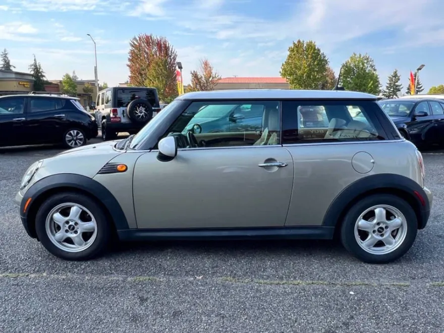 2010 Mini Cooper Base photo 1