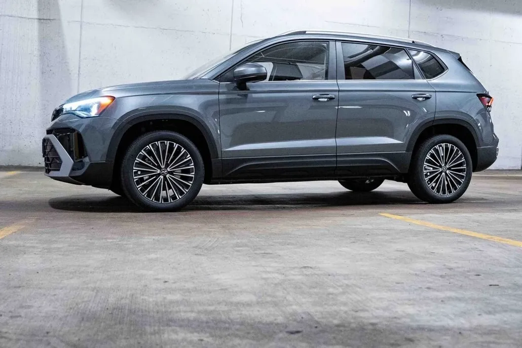 2025 Volkswagen Taos SE photo 1