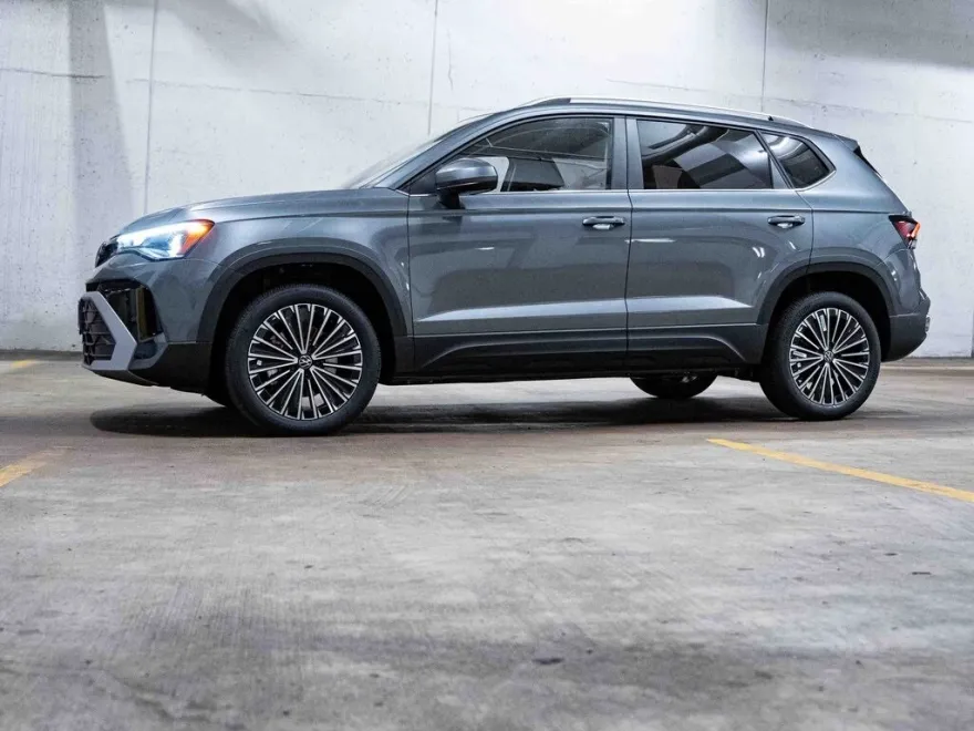 2025 Volkswagen Taos SE photo 1