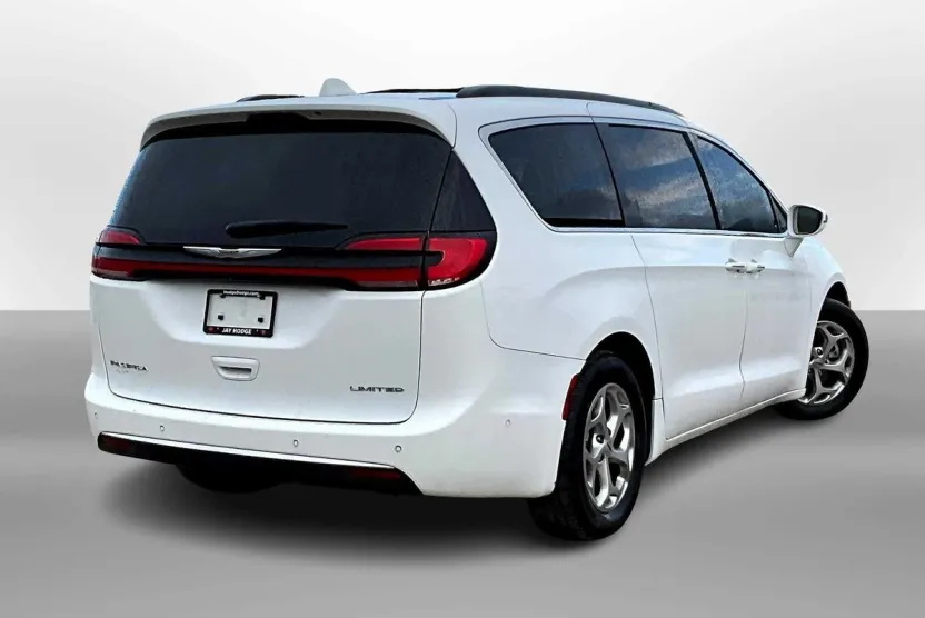 2022 Chrysler Pacifica Limited photo 1