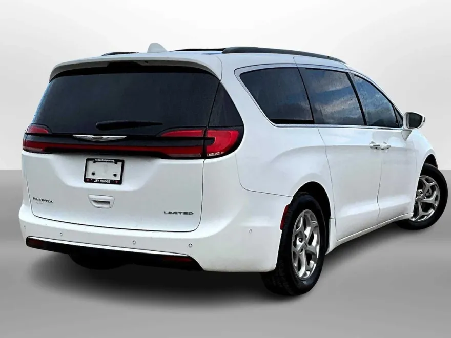 2022 Chrysler Pacifica Limited photo 1