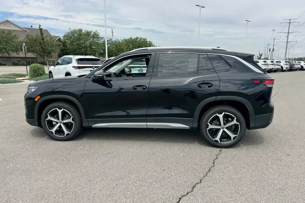 2025 Volkswagen Tiguan SE photo 1