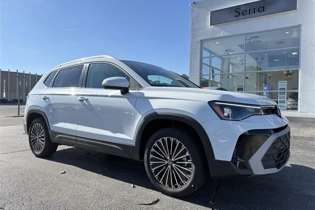 2025 Volkswagen Taos SE photo 1