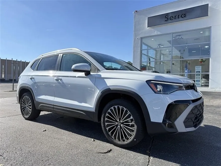 2025 Volkswagen Taos SE photo 1