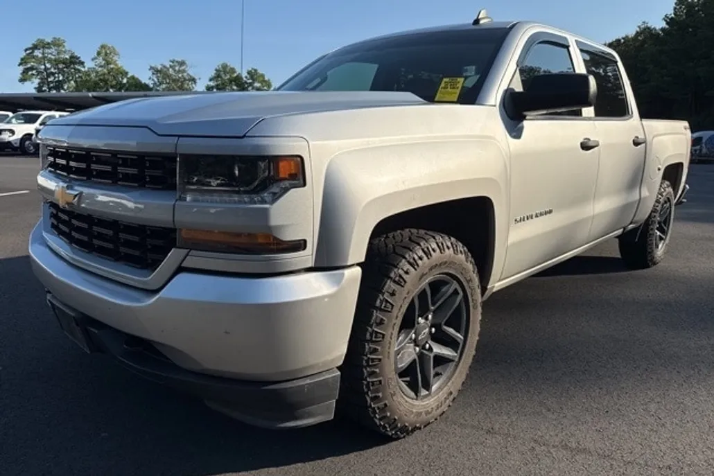 2018 Chevrolet Silverado 1500 Custom photo 1