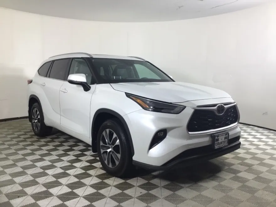 2022 Toyota Highlander XLE photo 1