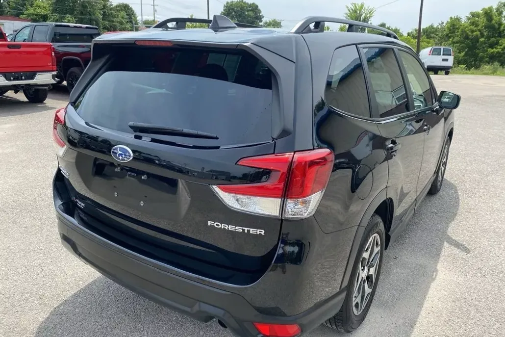 2023 Subaru Forester Premium photo 1