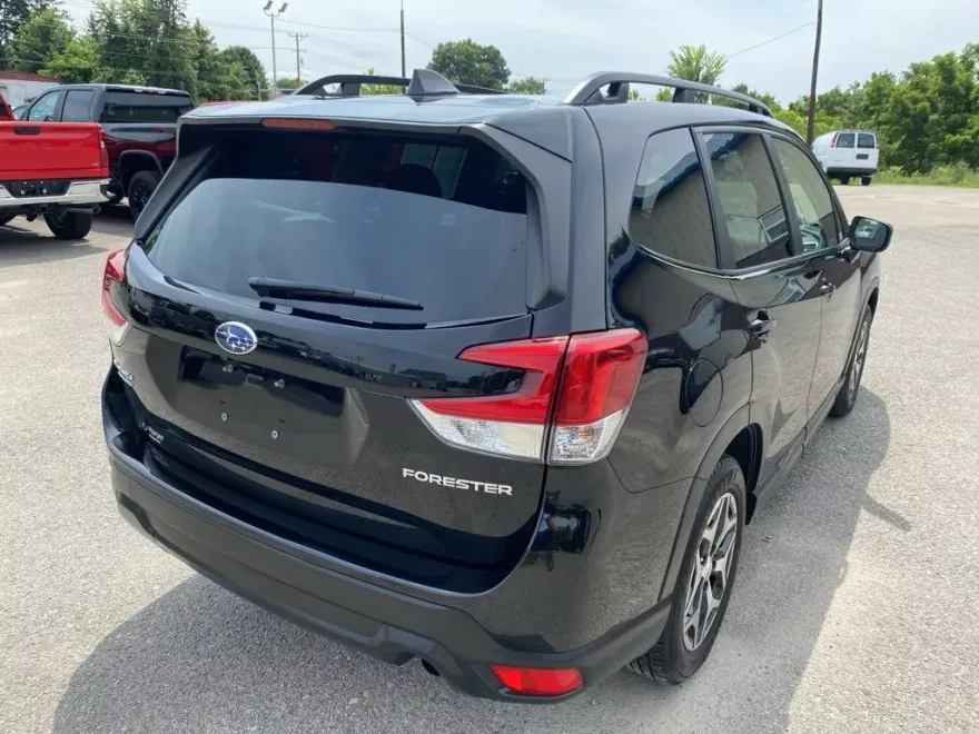 2023 Subaru Forester Premium photo 1