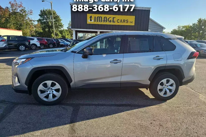 2024 Toyota RAV4 LE photo 1