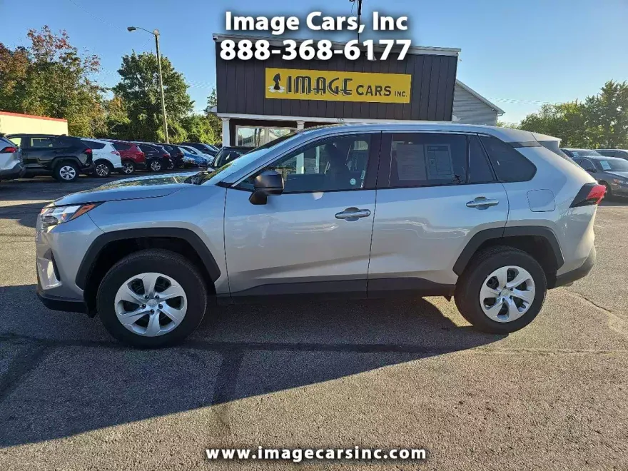 2024 Toyota RAV4 LE photo 1
