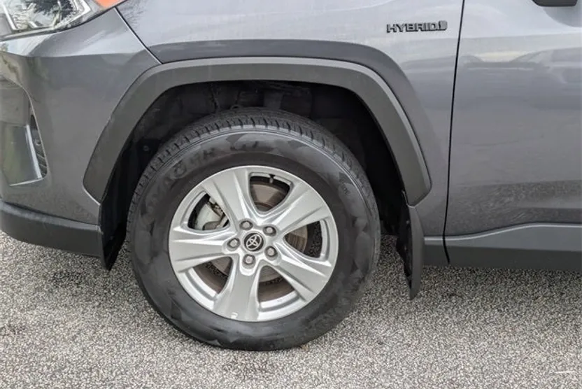 2021 Toyota RAV4 XLE photo 1