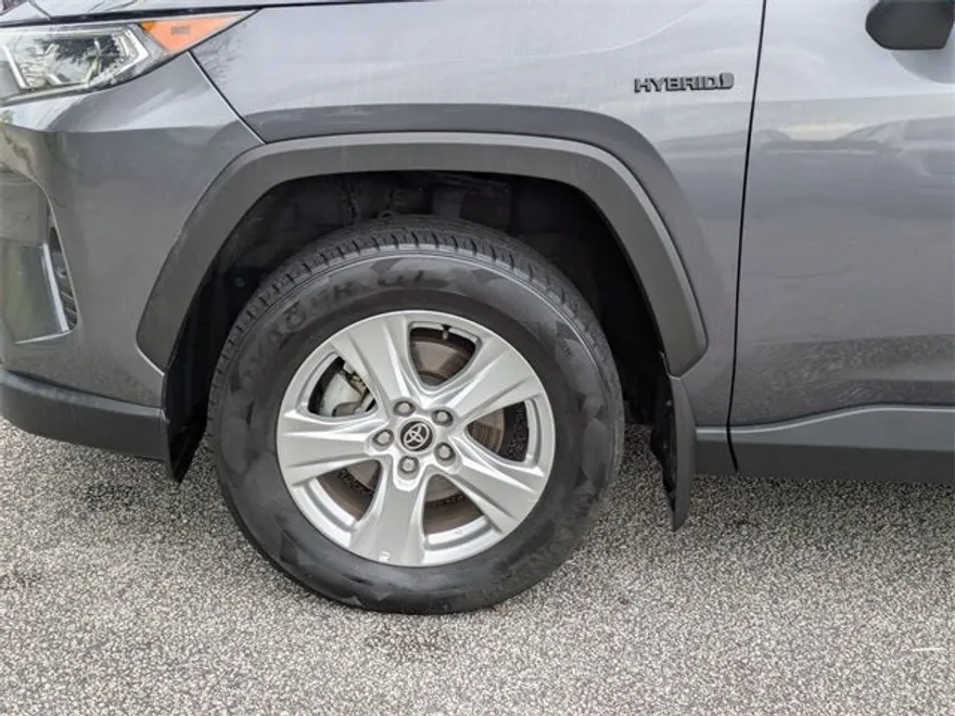 2021 Toyota RAV4 XLE photo 1