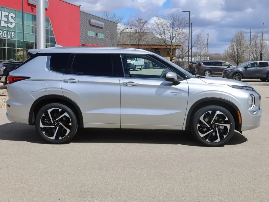 2025 Mitsubishi Outlander PHEV SE photo 9