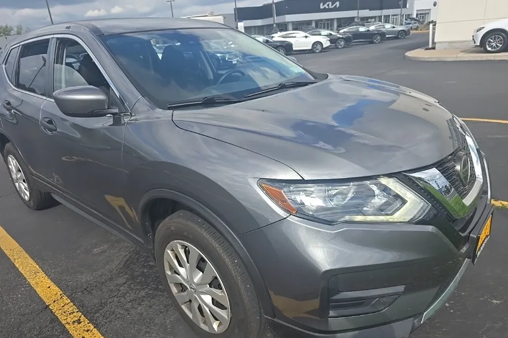 2019 Nissan Rogue S photo 1