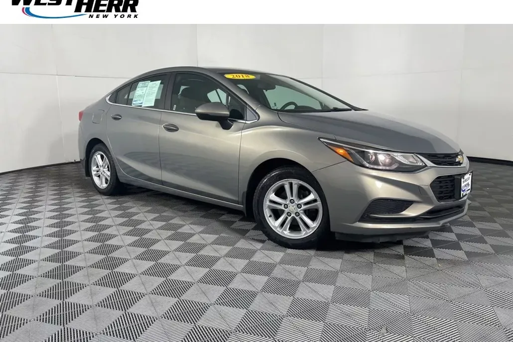 2018 Chevrolet Cruze LT photo 1