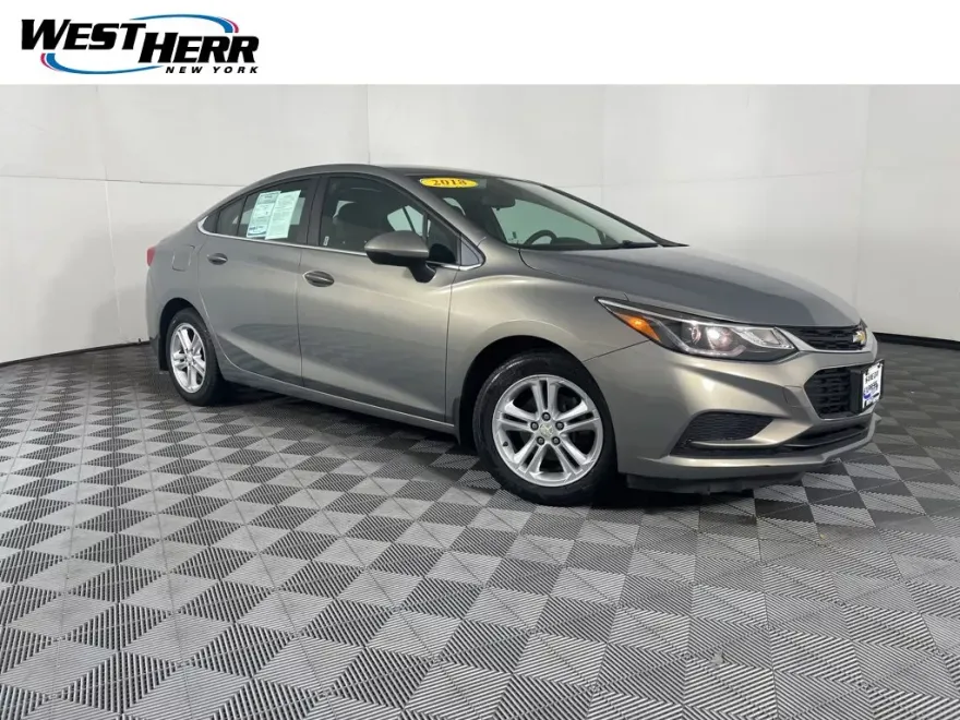 2018 Chevrolet Cruze LT photo 1