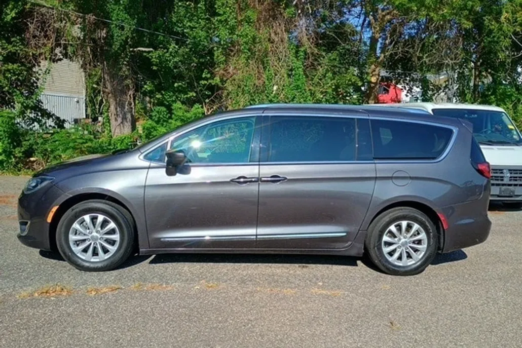 2018 Chrysler Pacifica Touring L photo 1