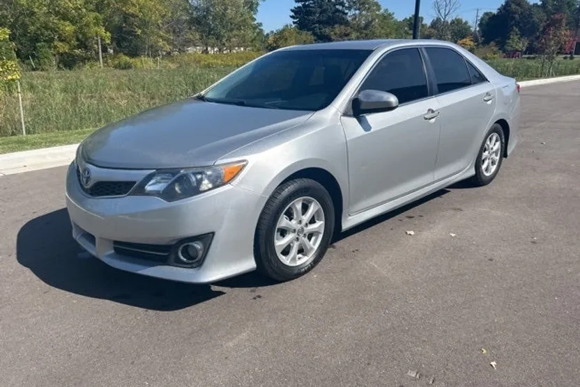 2014 Toyota Camry LE photo 1