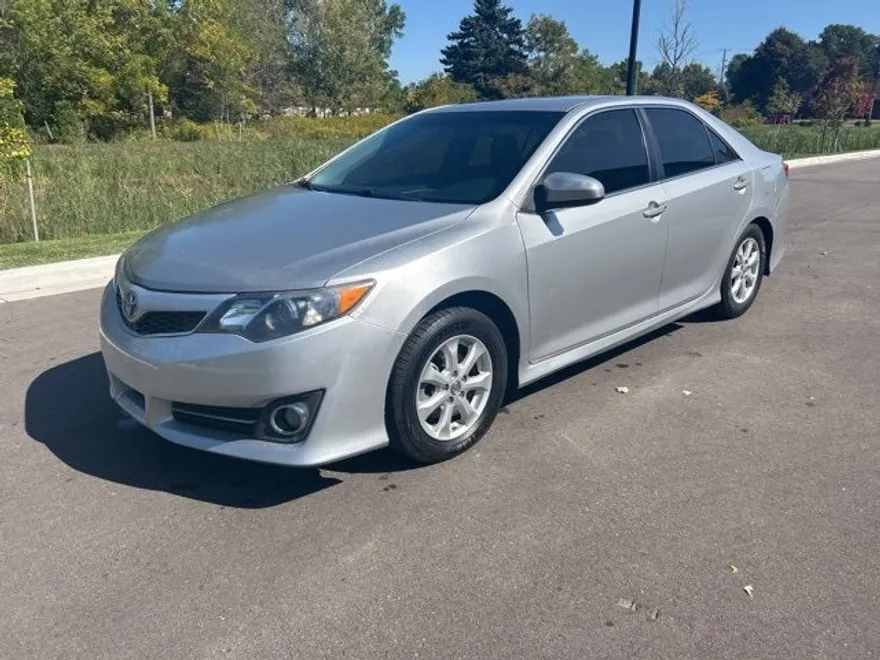 2014 Toyota Camry LE photo 1