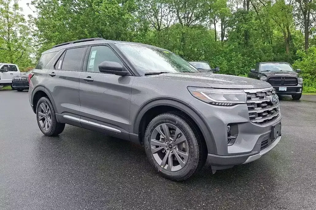 2025 Ford Explorer photo 1