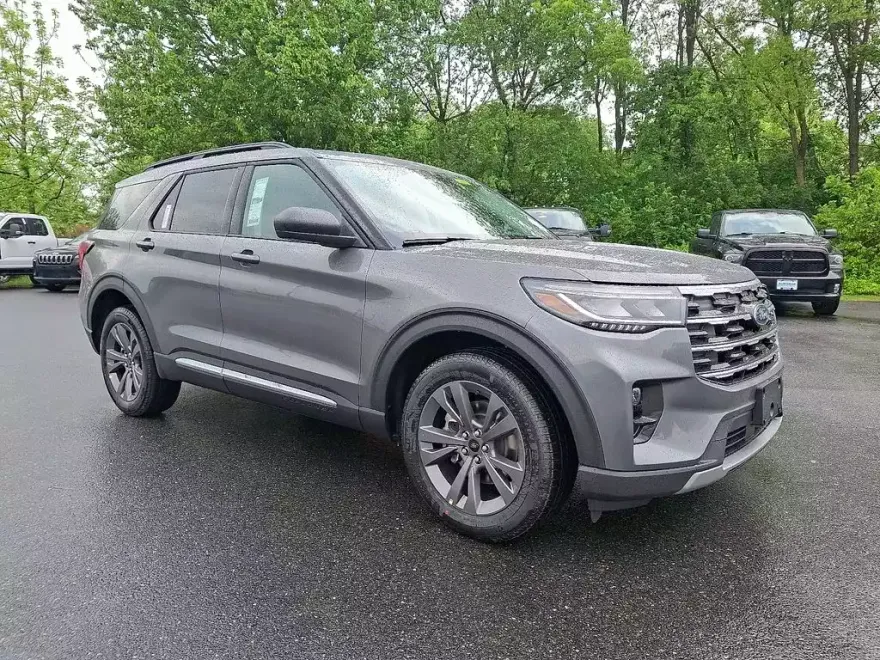 2025 Ford Explorer photo 1