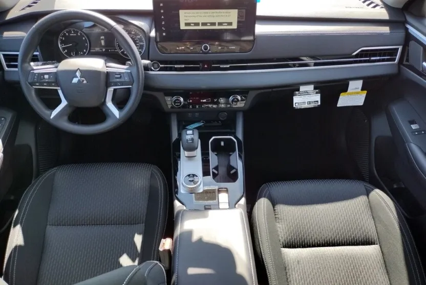 2025 Mitsubishi Outlander ES photo 1