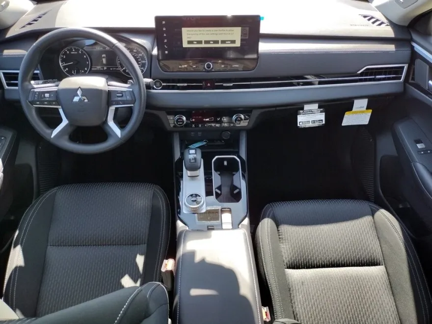 2025 Mitsubishi Outlander ES photo 1