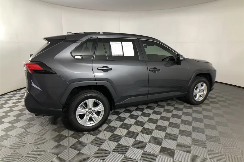 2021 Toyota RAV4 XLE photo 1