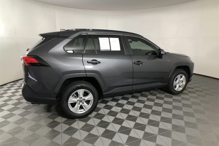 2021 Toyota RAV4 XLE photo 1