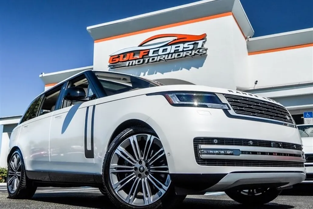 2023 Land Rover Range Rover SE photo 1