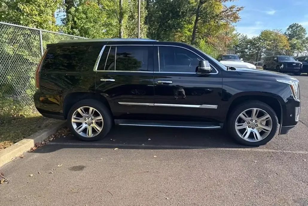 2017 Cadillac Escalade Luxury photo 1