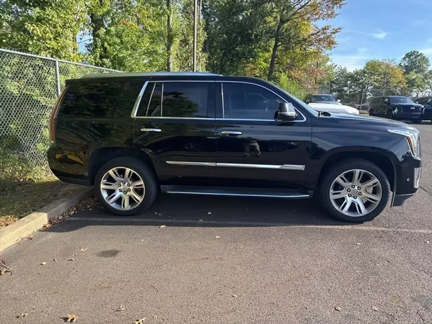 2017 Cadillac Escalade Luxury photo 1