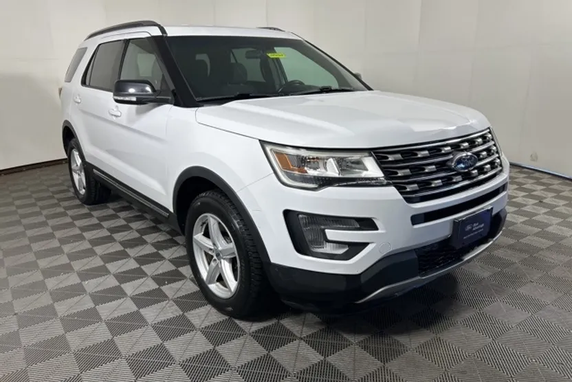 2017 Ford Explorer XLT photo 1