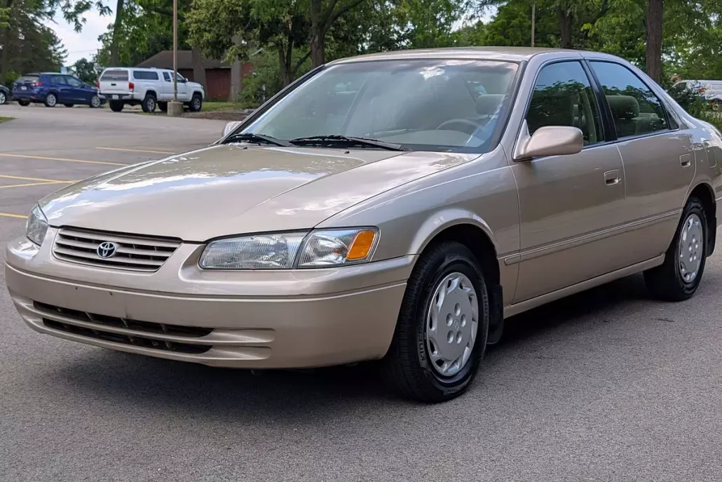 1998 Toyota Camry LE photo 1