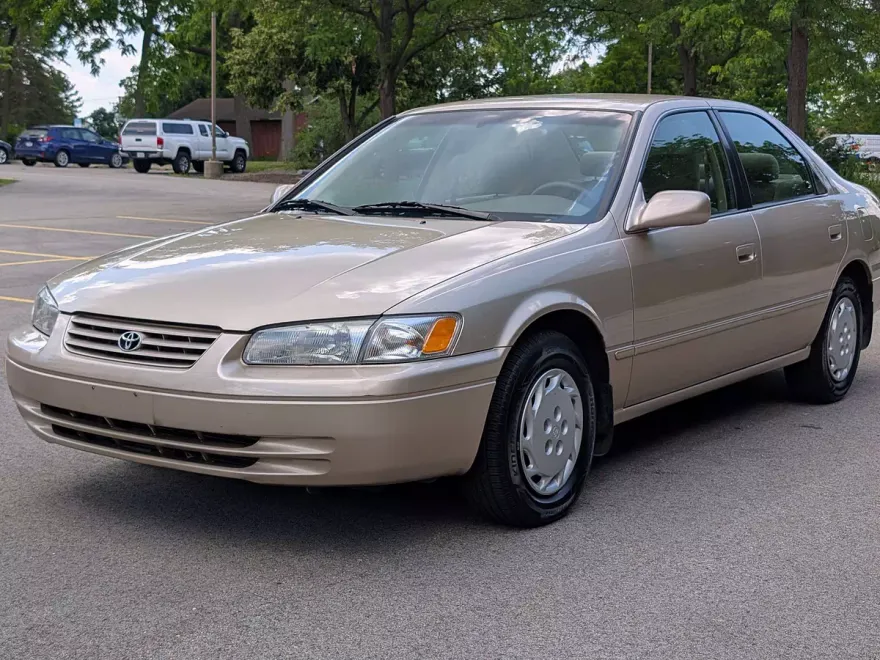 1998 Toyota Camry LE photo 1