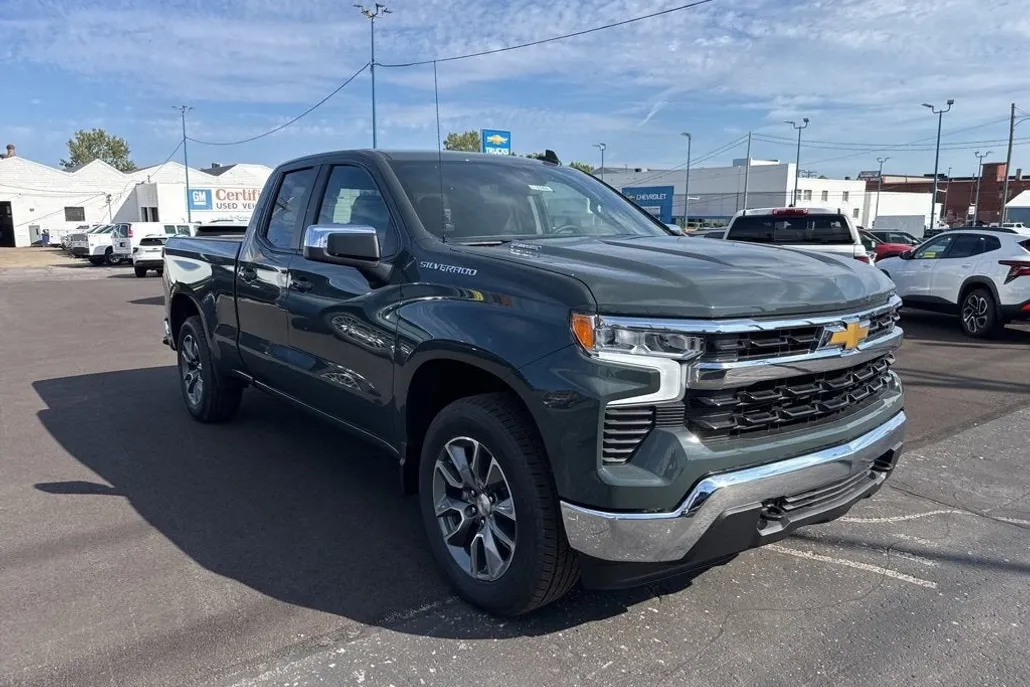 2026 Chevrolet Silverado 1500 LT photo 1