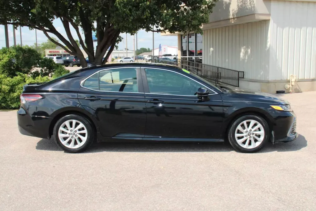 2023 Toyota Camry LE photo 1