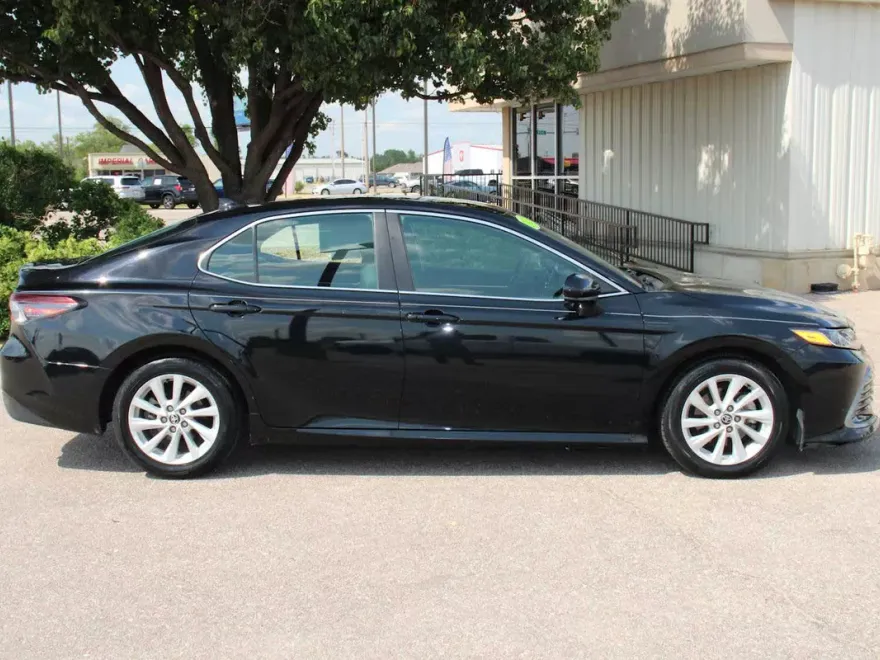 2023 Toyota Camry LE photo 1