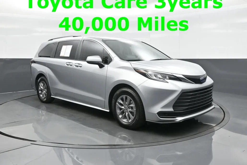 2023 Toyota Sienna LE photo 1