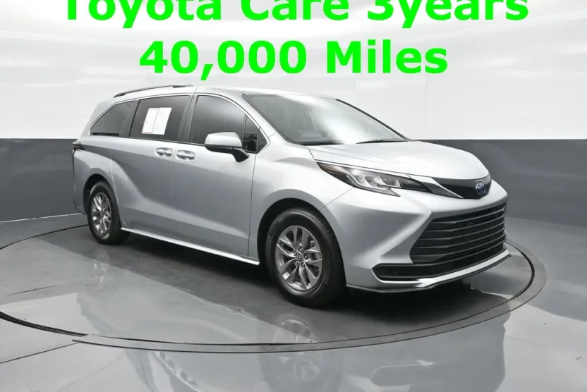 2023 Toyota Sienna LE photo 1
