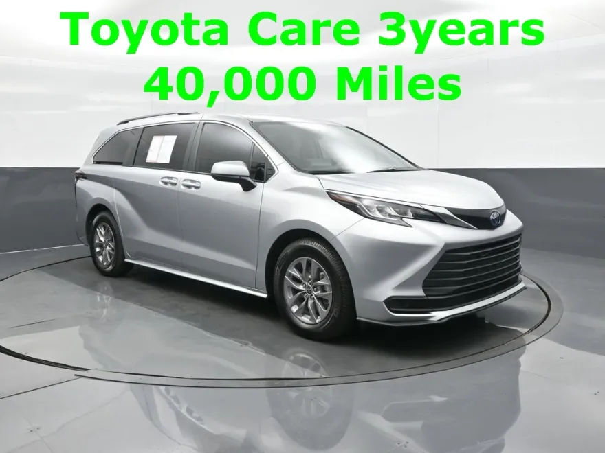 2023 Toyota Sienna LE photo 1