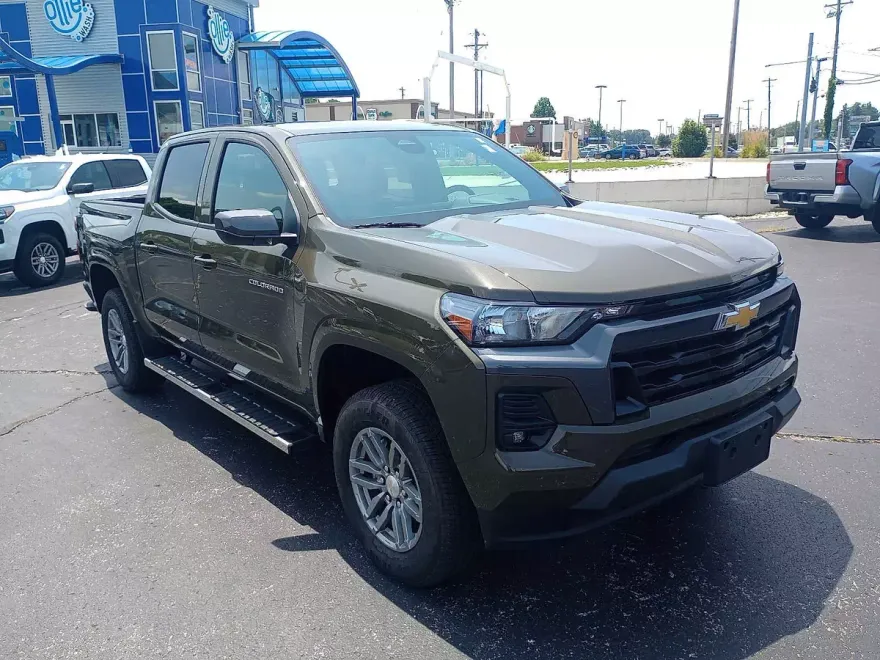 2024 Chevrolet Colorado LT photo 1