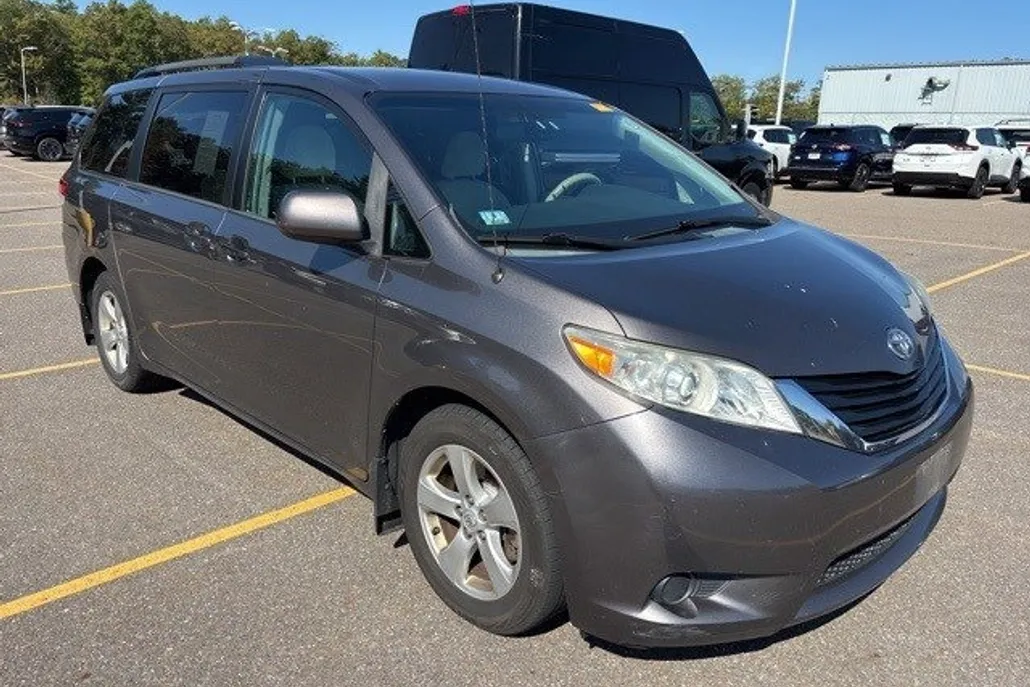 2014 Toyota Sienna L photo 1