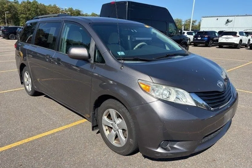 2014 Toyota Sienna L photo 1