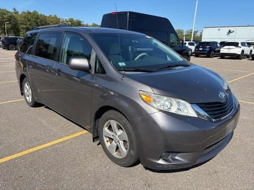2014 Toyota Sienna L photo 1