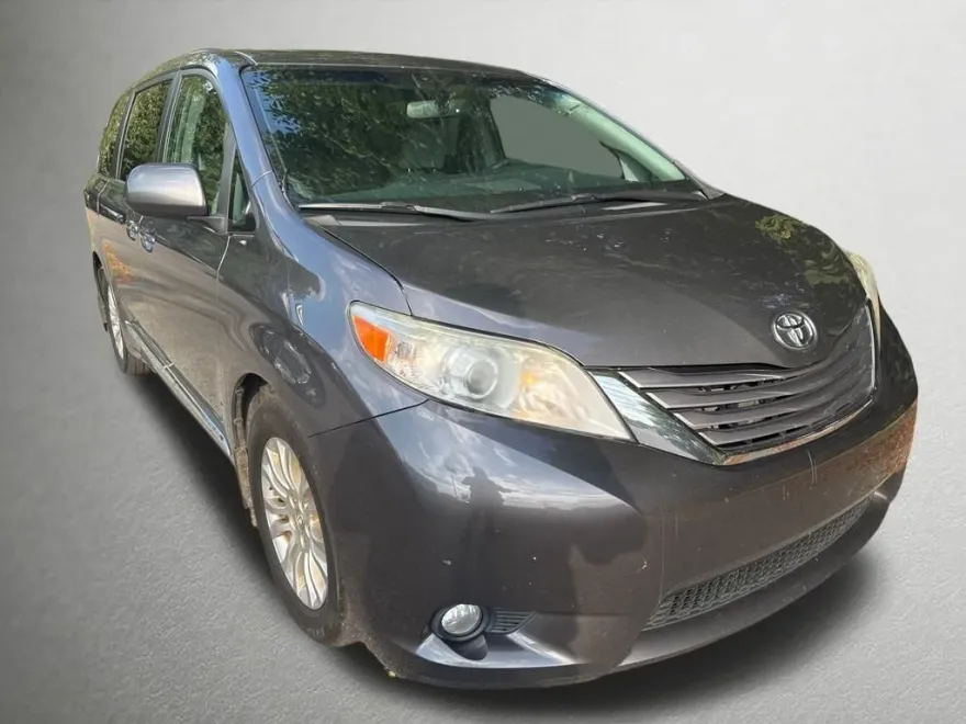 2017 Toyota Sienna L photo 1