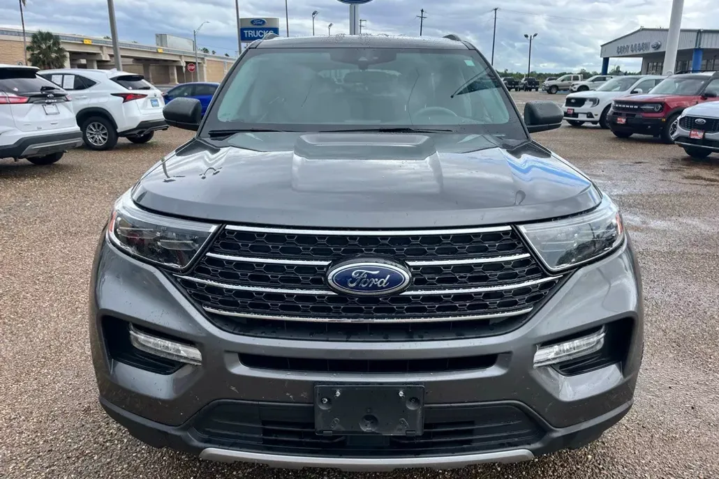 2023 Ford Explorer XLT photo 1